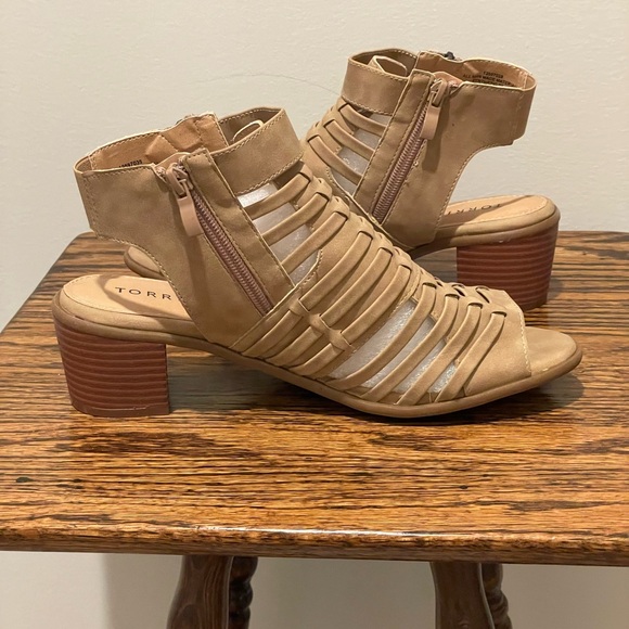 Torrid Perforated Back Strap Heel EUC 8.5W - Picture 5 of 7
